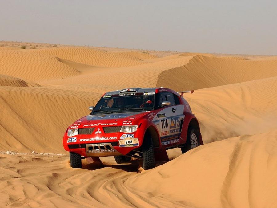  Mitsubishi Pajero Montero Evolution 2003 года  (фото 12 из 22)